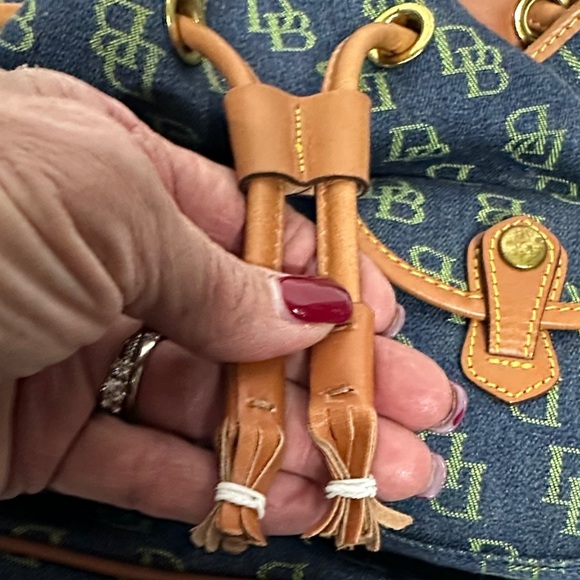 Dooney & Bourke Vintage Navy and Tan Signature Backpack Excellent Condition - Picture 13 of 16